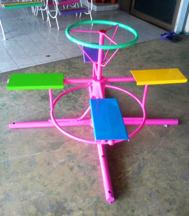 ม้าหมุนพวงมาลัย 4 ที่