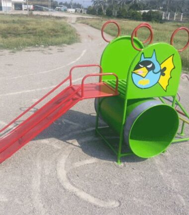 ถังลอดกระดานลื่นหน้าการ์ตูน